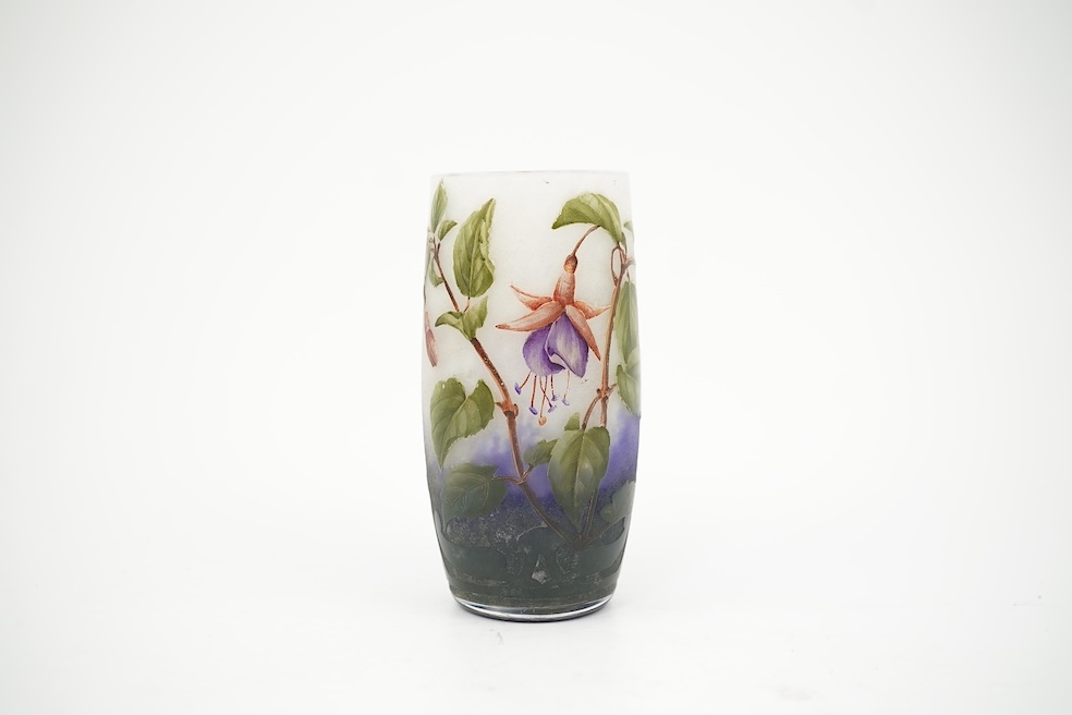 Daum, Nancy: A ’Fuschia’ cameo vase